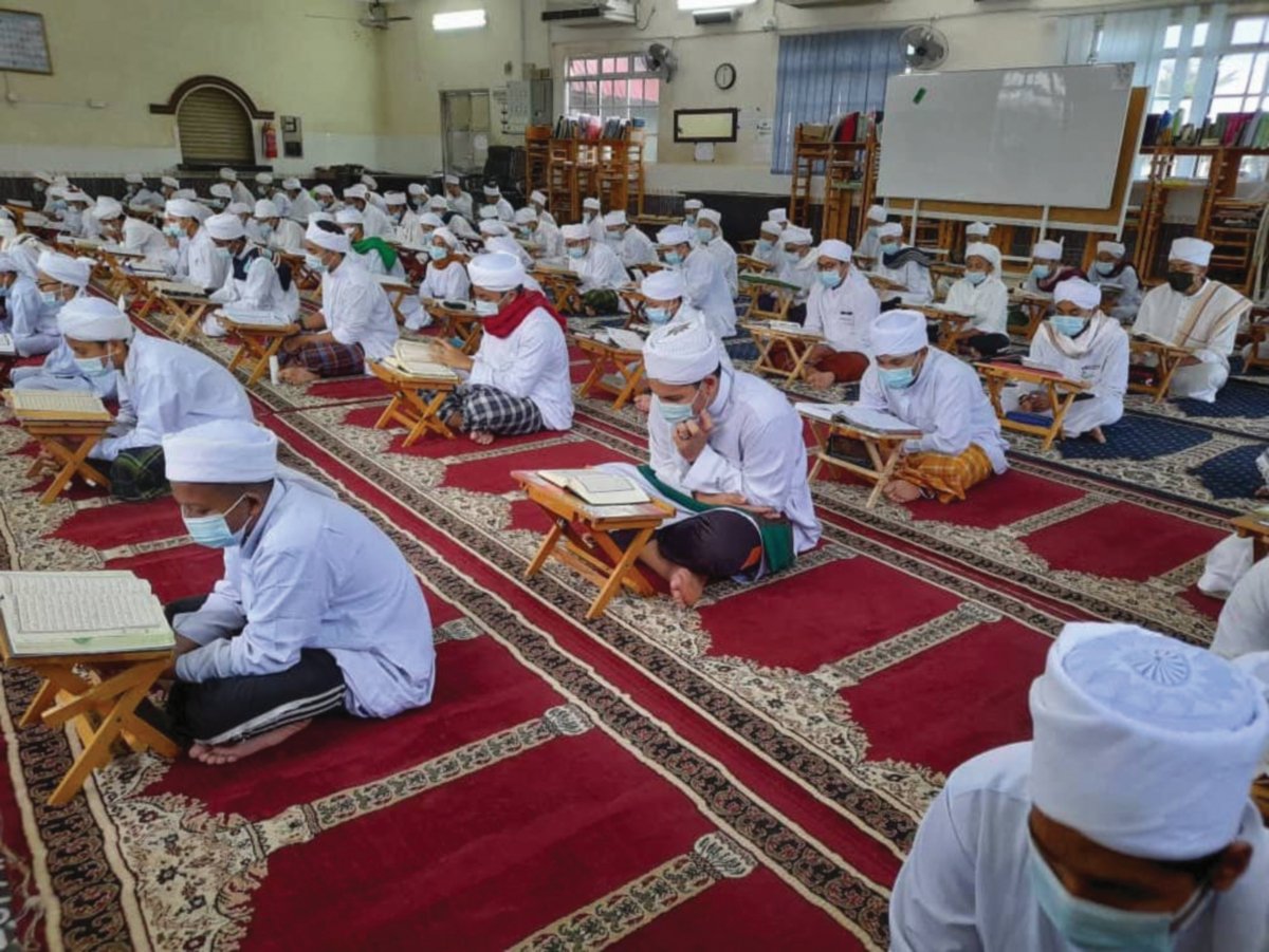 PELAJAR Tahfiz Madrasah Darul Ulum Wal Qiroat sedang membaca al-Quran