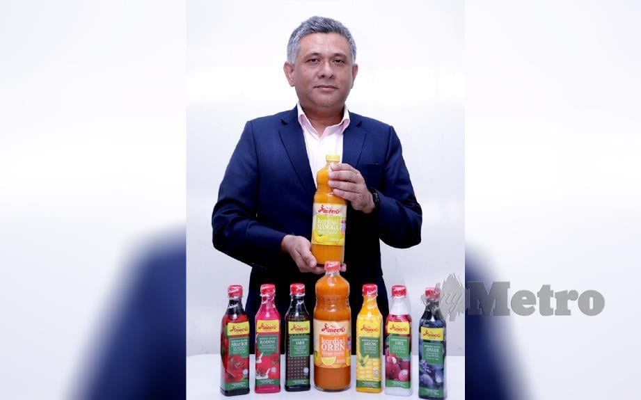 MOHAMMED Irfan menunjukkan produk keluaran syarikatnya.