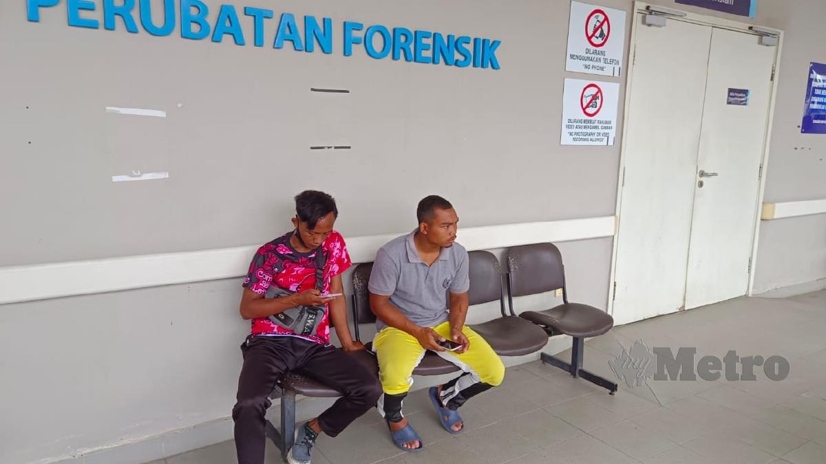Ahli keluarga sedang menunggu kenderaan pihak berwajib untuk membawa pulang mayat dua wanita Orang Asli untuk dikebumikan di perkampungan pedalaman Ulu Jelai di perkarangan bilik Forensik Hospital Lipis , Lipis hari ini. FOTO Amir hamzah Nordin.
