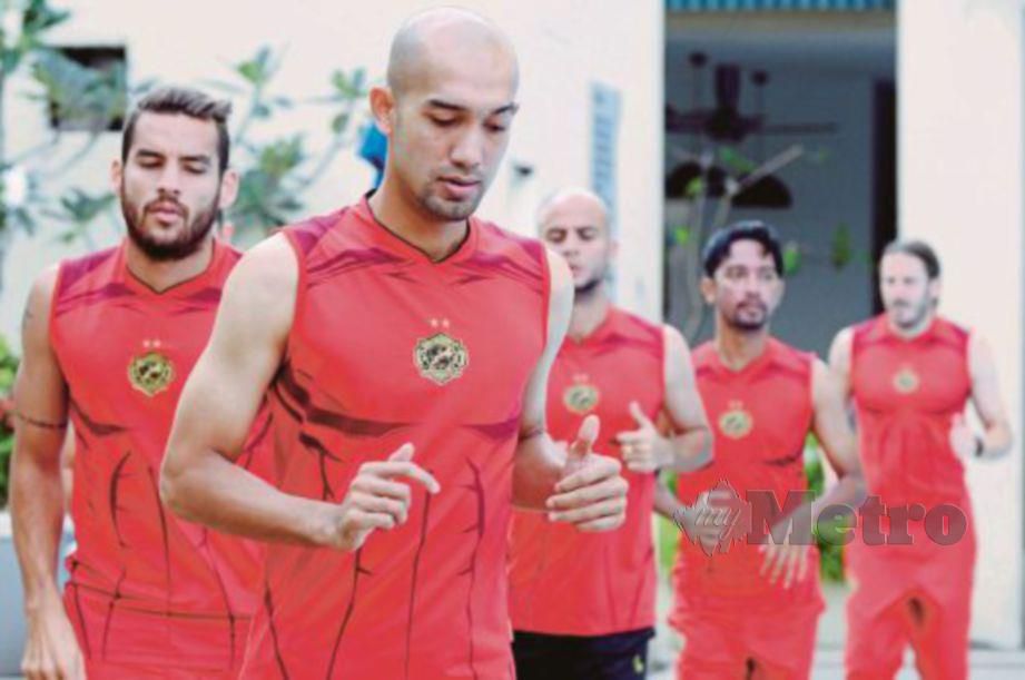 Bekas pemain pertahanan Kelantan, Amirrizdwan Taj Tajuddin (depan) bersama rakan sepasukan pada sesi latihan. FOTO File NSTP