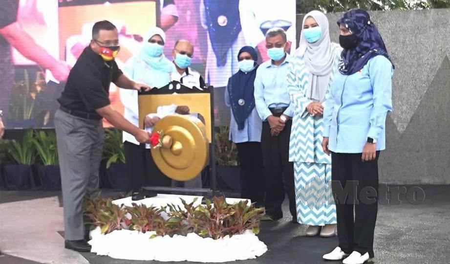 AMIRUDIN (kiri) memukul gong sebagai simbolik perasmian program Publisiti dan Penyertaan Awam Draf Rancangan Kawasan Khas Bandar Malawati Kuala Selangor 2025 anjuran Majlis Daerah Kuala Selangor (MDKS) di Dataran Malawati. FOTO Amirul Aiman Hamsuddin