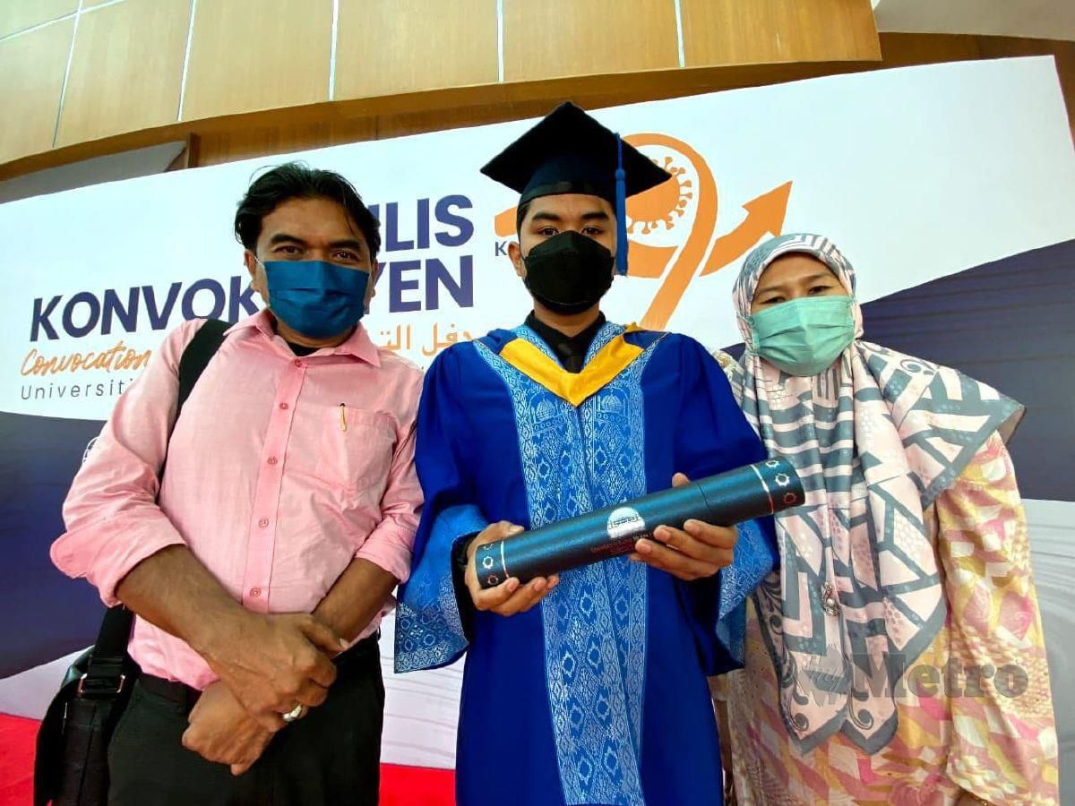 Muhammad Amirul di sisi ibu dan bapanya selepas menerima Ijazah Sarjana Muda Undang-Undang dan Syariah dengan Kepujian pada Majlis Konvokesyen Universiti Sains Islam Malaysia. FOTO MOHD AMIN JALIL