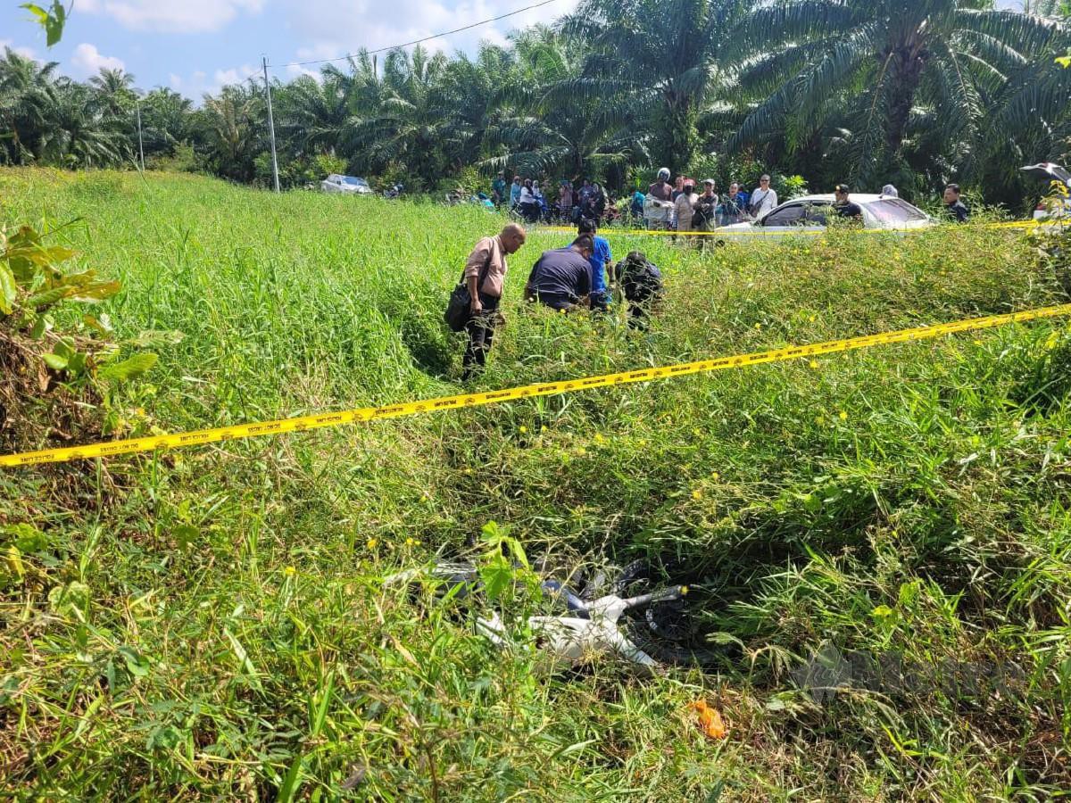 ANGGOTA polis menjalankan siasatan di lokasi penemuan mayat di Lorong Cempaka, Kampung Sungai Kajang, hari ini. FOTO ihsan polis