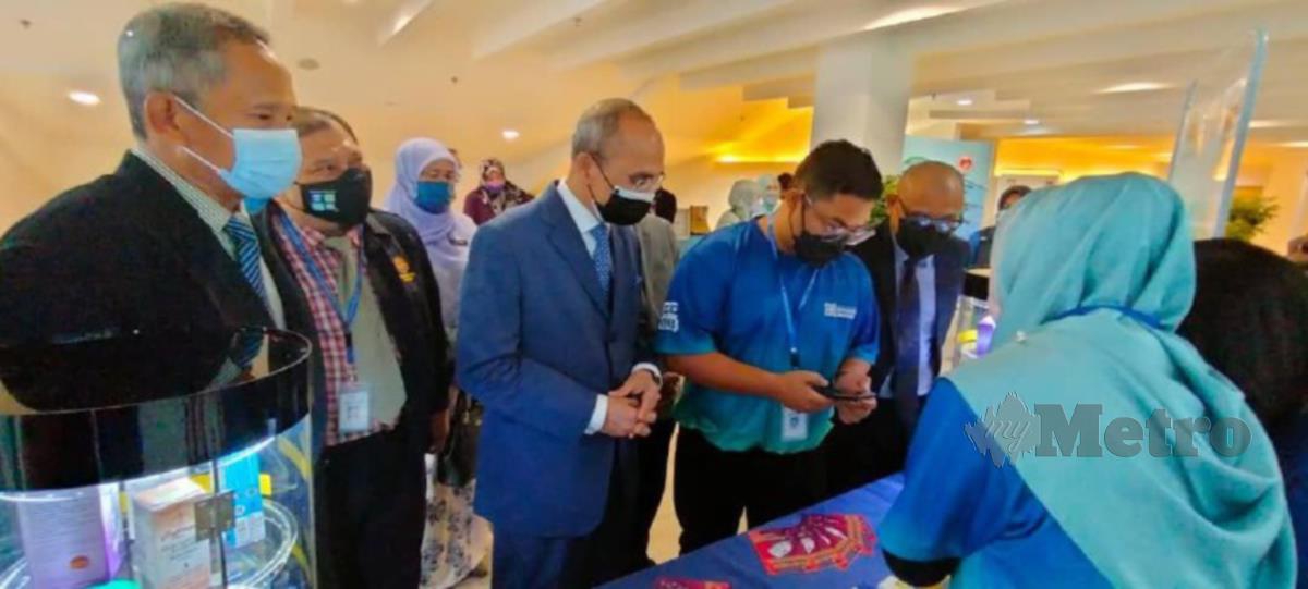 Timbalan Pengarah Kesihatan Negeri Selangor (Farmasi) Dzafarullah Daud (dua dari kiri) melihat pameran pada program Jelajah Scan, Sahih dan Selamat di Management and Science University (MSU), hari ini. FOTO AMIRUL AIMAN HAMSUDDIN