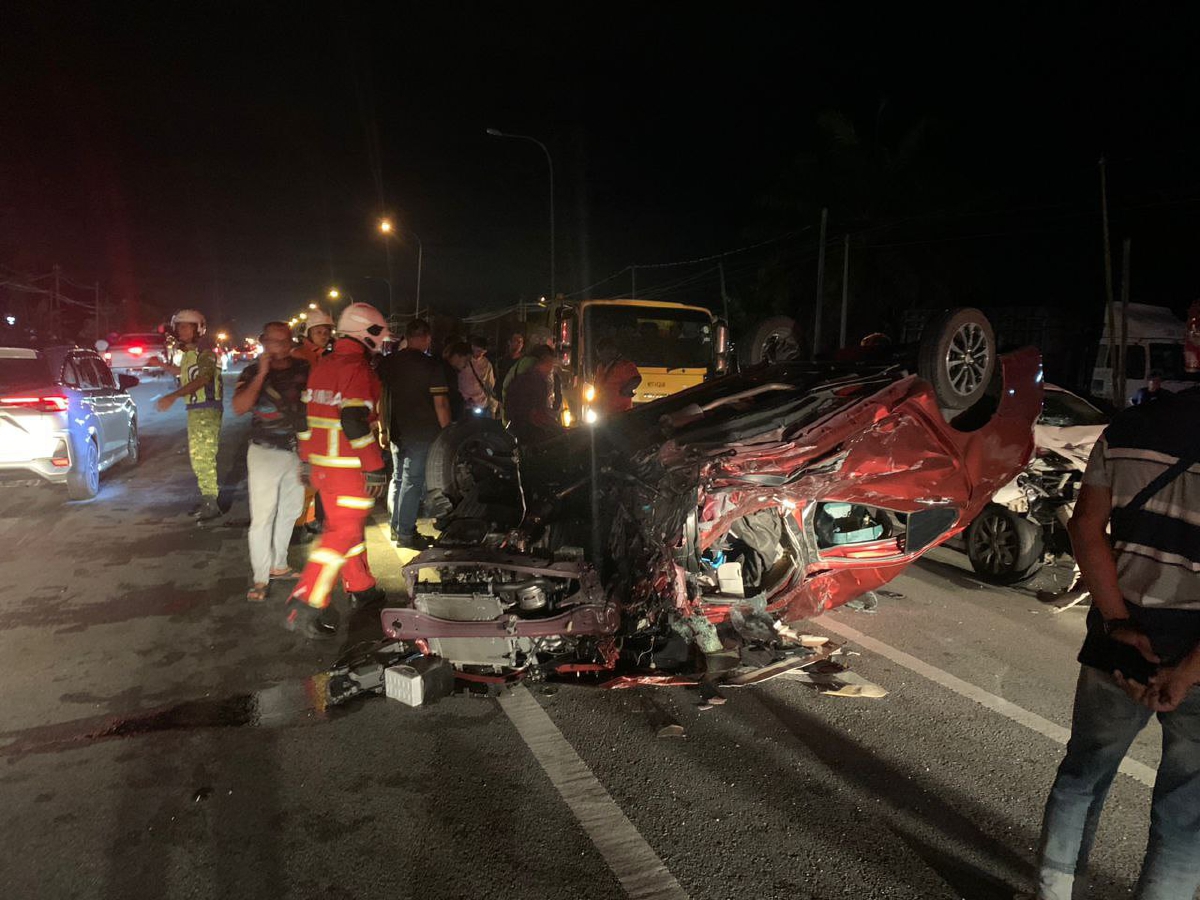 KEADAAN tiga kereta, Perodua Bezza Nissan Almera dan Honda City yang terbabit dalam nahas di Batu 3, Jalan Bernam, kelmarin. FOTO Ihsan Bomba