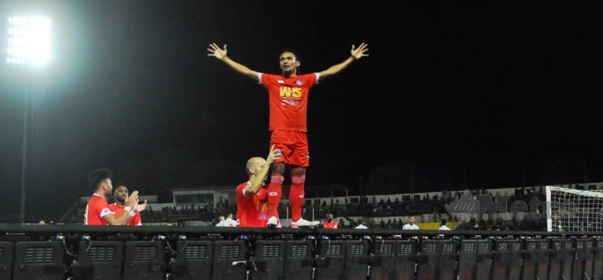 AMRI meraikan jaringan pada minit keenam ketika menentang Melaka United FC di Stadium Likas, malam ini. FOTO MOHD ADAM ARININ