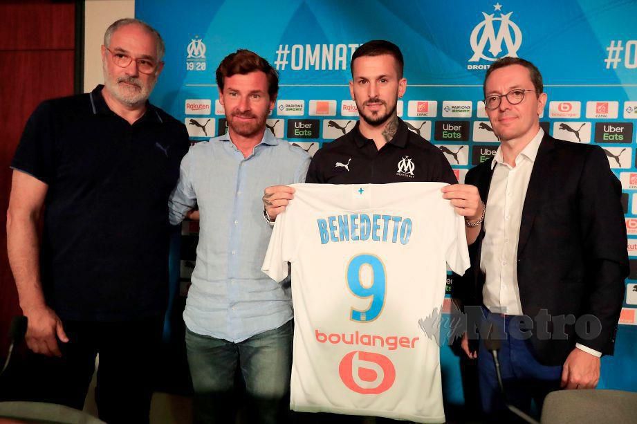 VILLAS Boas (dua dari kiri) dikatakan akan terus kekal bersama Marseille sehingga 2023. FOTO AFP