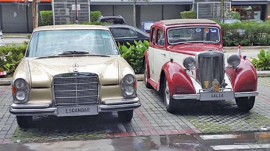 KERETA Mercedes 280S tahun 1969 (kiri) dan kereta jenama Morris MG YA tahun 1947 yang menjadi tumpuan pengunjung di rumahnya. FOTO: Ihsan Azmin Aziz