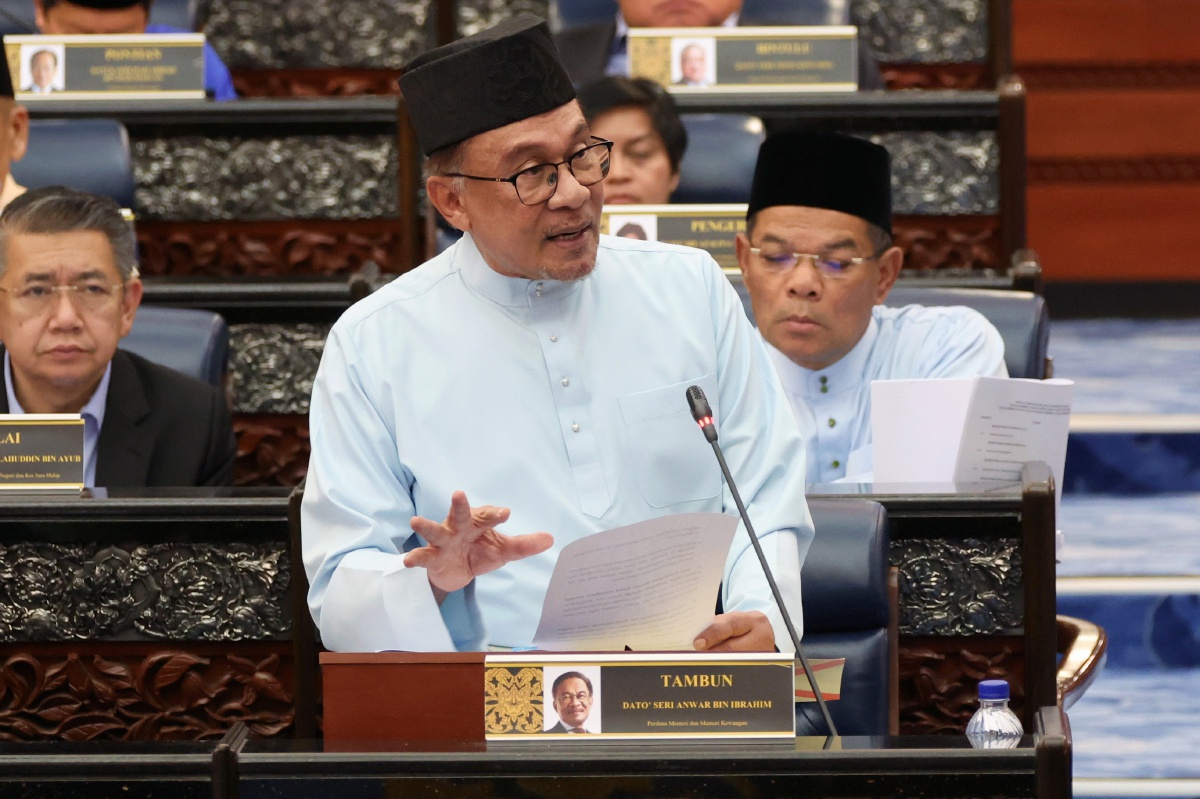 ANWAR ketika membentangkan Belanjawan 2023 Malaysia Madani di Dewan Rakyat, 24 Februari lalu. FOTO Bernama.