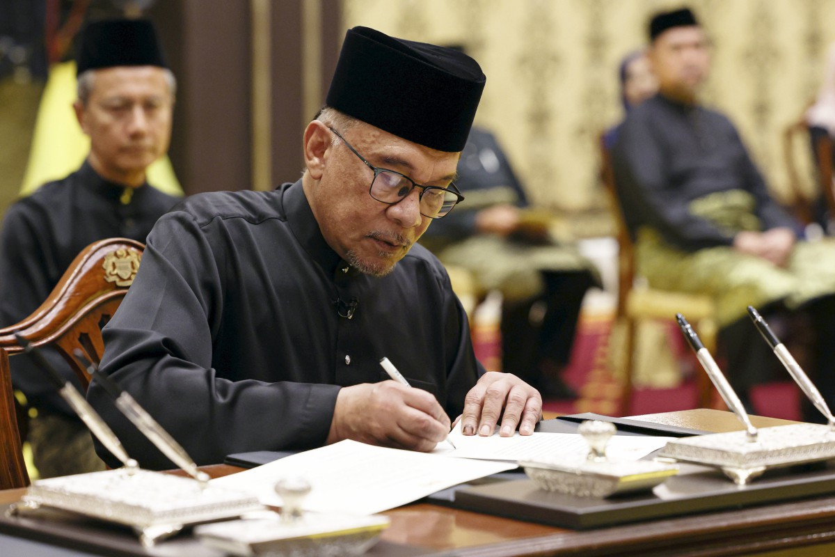 DATUK Seri Anwar Ibrahim menandatangani Surat Cara Pelantikan dan Mengangkat Sumpah Jawatan dan Setia serta Sumpah Simpan Rahsia pada Istiadat Pengurniaan sebagai Perdana Menteri ke-10 di Istana Negara hari ini. FOTO Bernama.