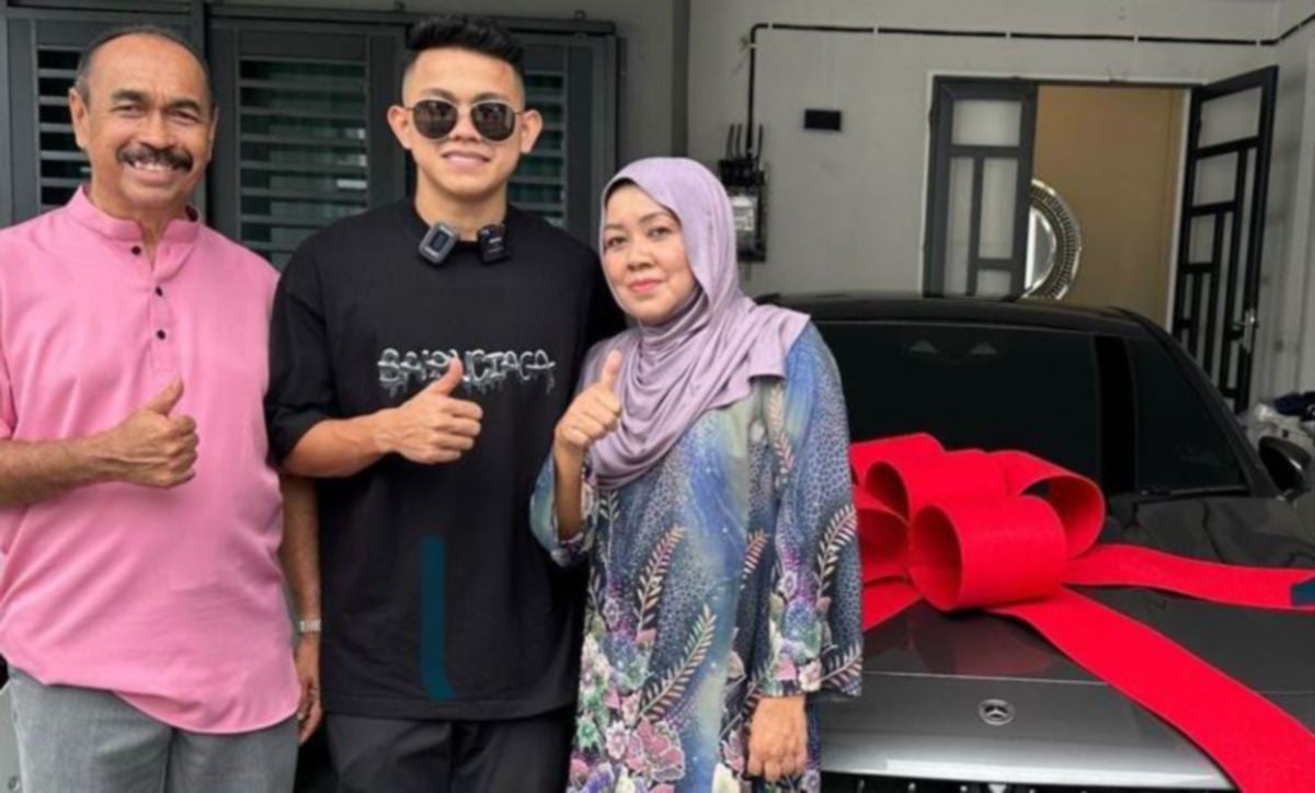 ARIF bersama ibu bapanya bergambar bersama Mercedes-Benz AMG CLA 45s keluaran 2021. FOTO Ihsan instagram Arif Aiman Hanapi
