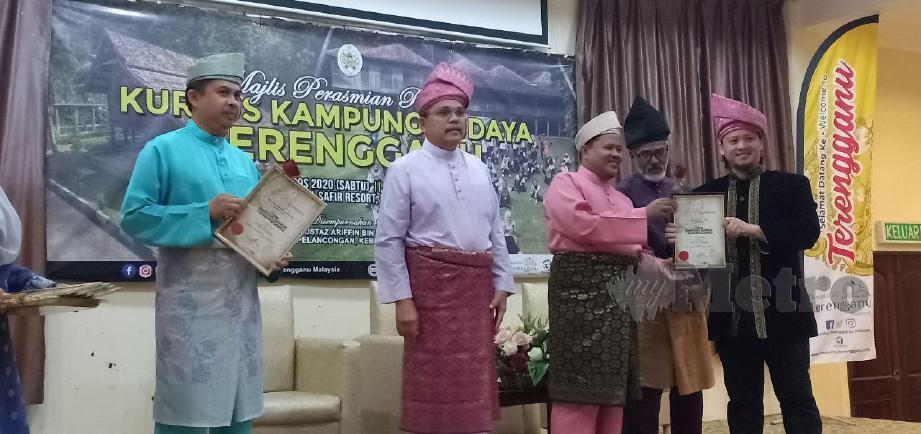 Ariffin (tiga dari kanan) menyampaikan sijil tamat kursus Kampung Budaya Terengganu kepada peserta di Kuala Nerus hari ini. FOTO Malik Muhamad