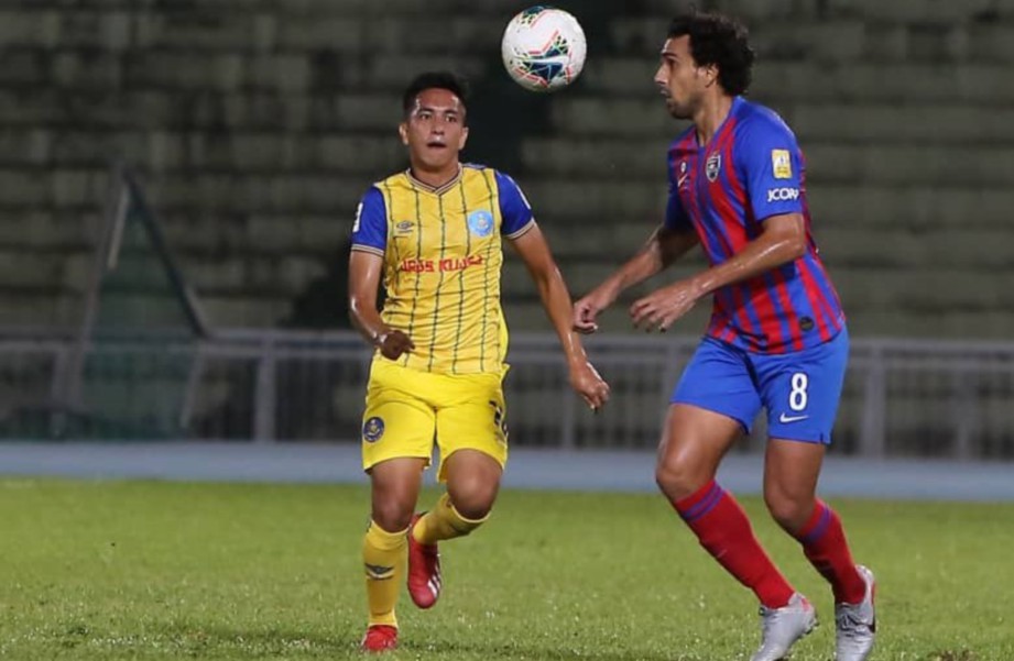 ASHAR Al Aafiz cuba menghalang penyerang JDT, Diogo pada aksi Liga Super. FOTO Ihsan Pahang FA