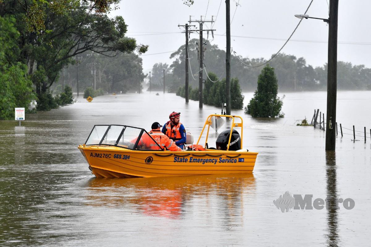 Petugas Perkhidmatan Kecemasan Negeri meninjau keadaan banjir di kawasan Windsor di tenggara Sydney. Foto AFP