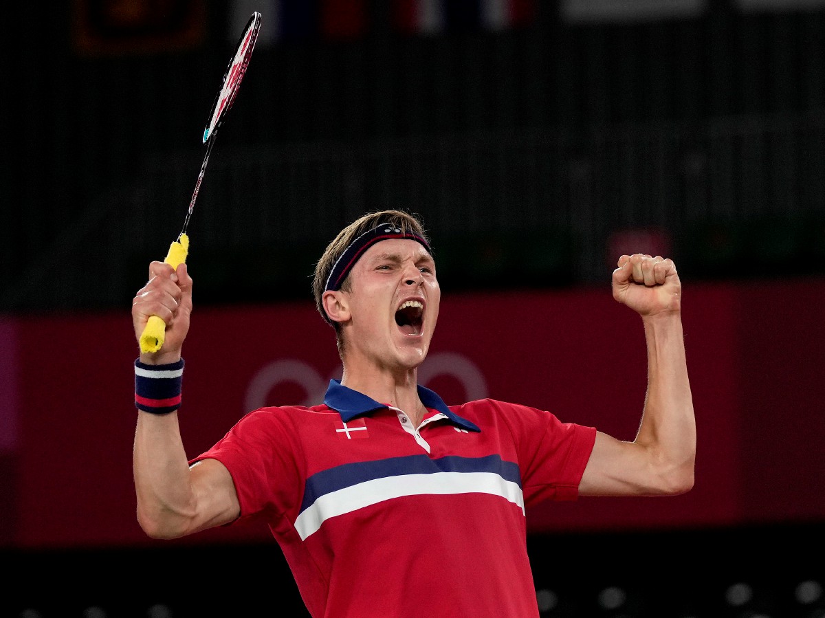 Reaksi pemain badminton Denmark, Viktor Axelsen selepas berjaya mara ke final Sukan Olimpik Tokyo. FOTO EPA