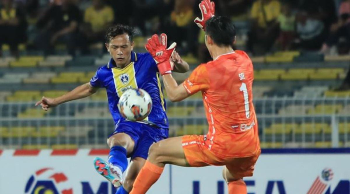 AZAM (kiri) berusaha mempamerkan aksi terbaik untuk menambat hati barisan kejurulatihan skuad kebangsaan. FOTO Ihsan Sri Pahang FC