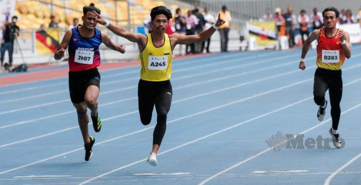 AZEEM (tengah) mengungguli acara akhir 100m lelaki di Sukma 2022 di Stadium Nasional Bukit Jalil. FOTO HAZREEN MOHAMAD