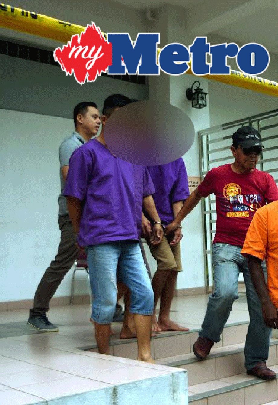 Anggota polis membawa tiga suspek warga Vietnam untuk perintah tahanan reman bagi membantu siasatan kes bunuh rakan senegara mereka di Mahkamah Majistret Kulim. FOTO AZAHAR HASHIM