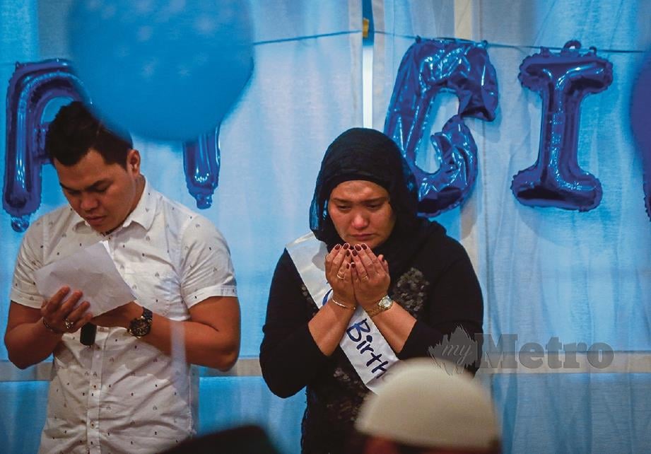 AZHARINA sebak ketika mengaminkan doa pada majlis sambutan hari jadinya.