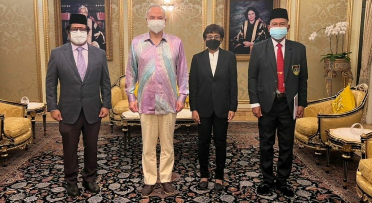 KUNJUNGAN hormat bertujuan mendapatkan perkenan Sultan Nazrin (dua dari kiri) bagi penganjuran Piala Sultan Azlan Shah 2022, menurut kenyataan dikeluarkan MHC. FOTO Ihsan Konfederasi Hoki Malaysia