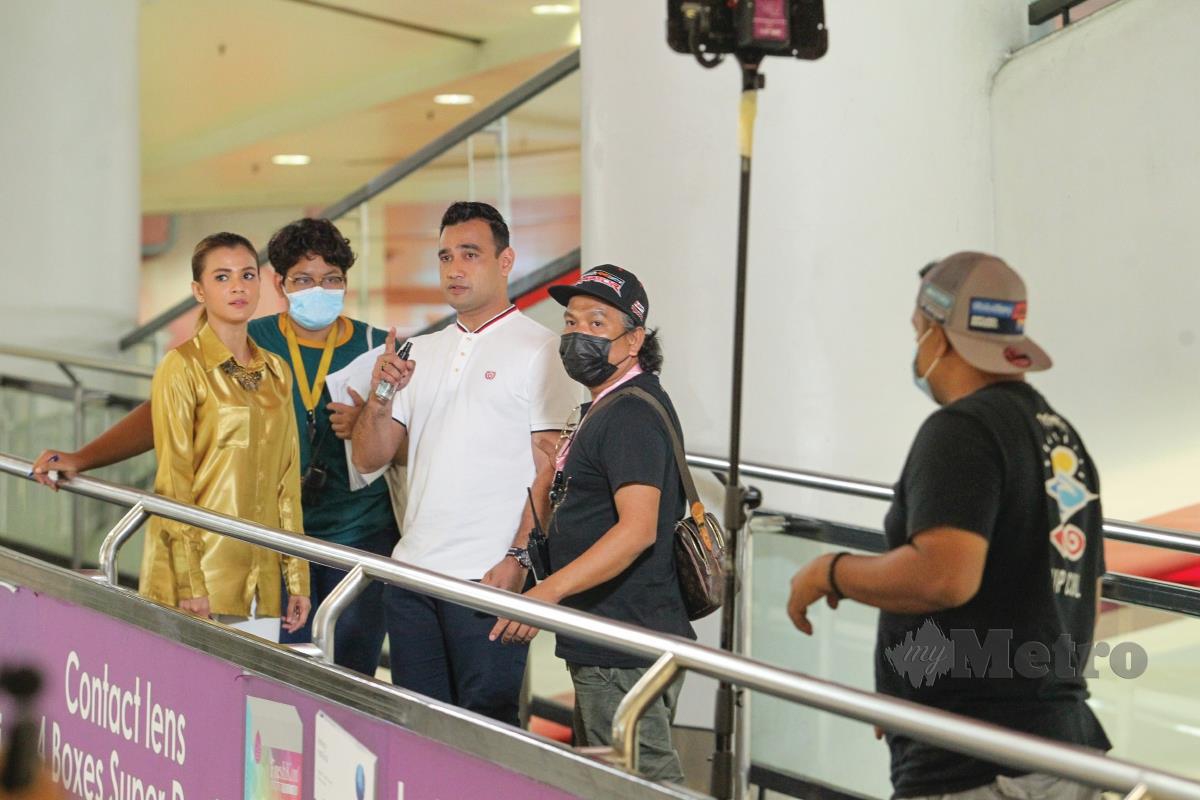 AZLEE Khairi dan Ezzaty Abdullah ketika penggambaran drama slot Akasia, Rahimah Tanpa Rahim di pusat membeli belah, Subang Parade.