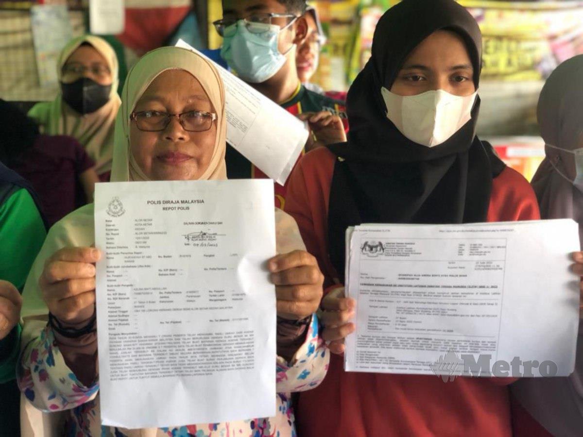 Menurut Azlina (kiri) mereka tertarik menyertai pakej pelancongan ke Perth bernilai RM2,190 dan umrah bernilai RM2,990 pada 2018. FOTO Ahmad Mukhsein Mukhtar