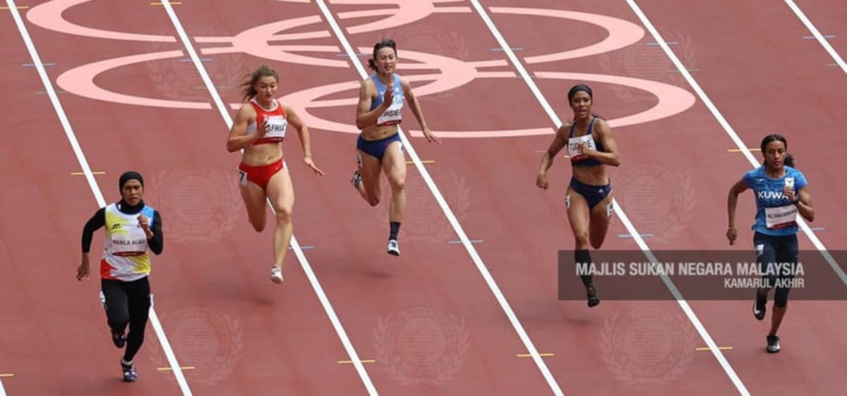 AZREEN Nabila (kiri) berjaya memberikan larian mantap di pusingan kelayakan 100m wanita di Stadium Olimpik Tokyo. FOTO Ihsan Majlis Sukan Negara
