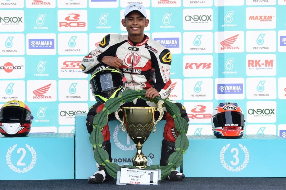 AZROY bangga bersama trofi selepas menang perlumbaan di Jasin, hari ini. — FOTO Two Wheels Motor Racing