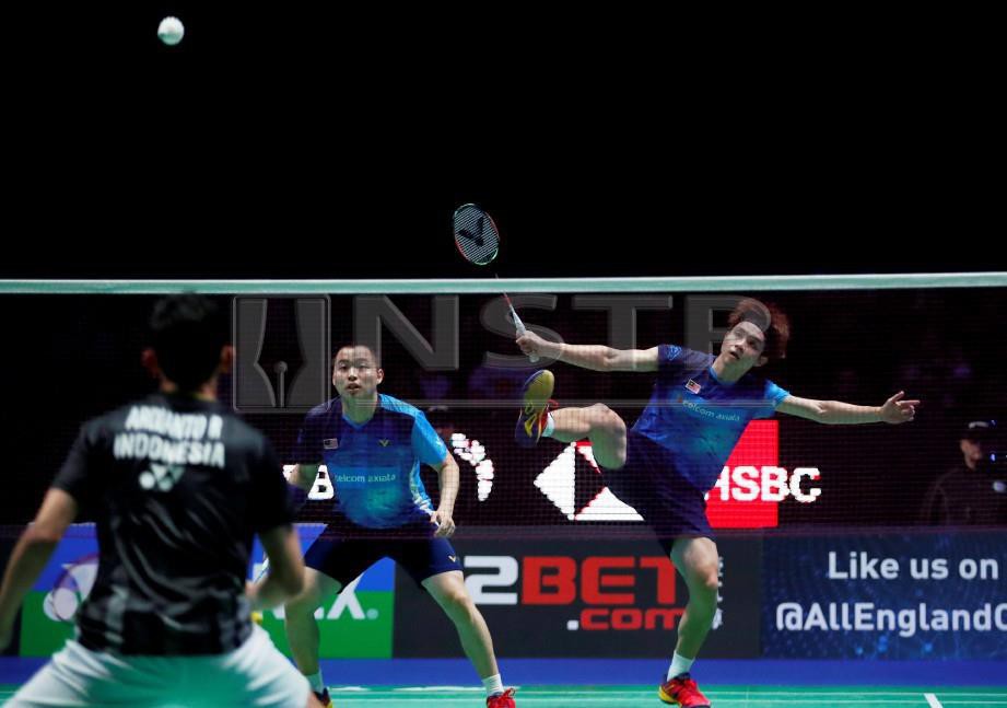 Aksi beregu negara Aaron Chia-Soh Wooi Yik di Kejohanan Badminton Seluruh England di Arena Birmingham, Birmingham pagi ini. FOTO Reuters.