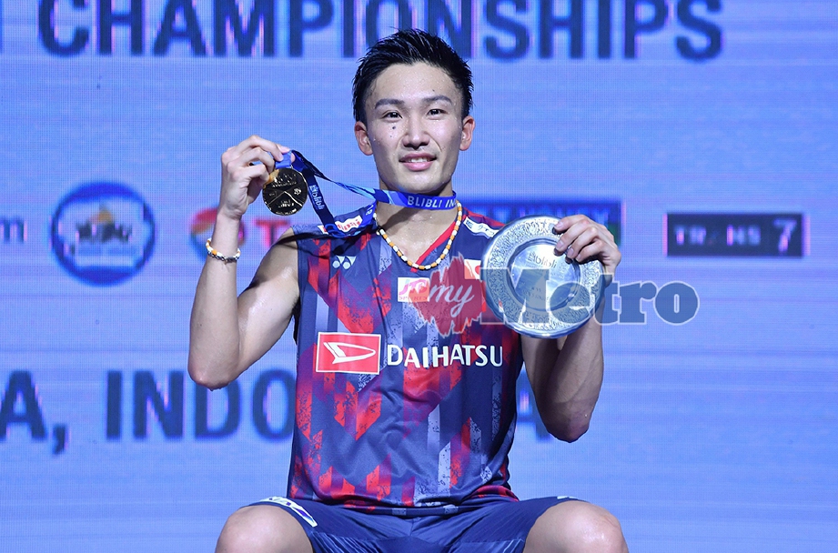 JAGUH badminton Jepun, Kento Momota juarai Terbuka Indonesia selepas mudah tewaskan pemain Denmark, Viktor Axelsen 21-14,  21-9. FOTO AFP