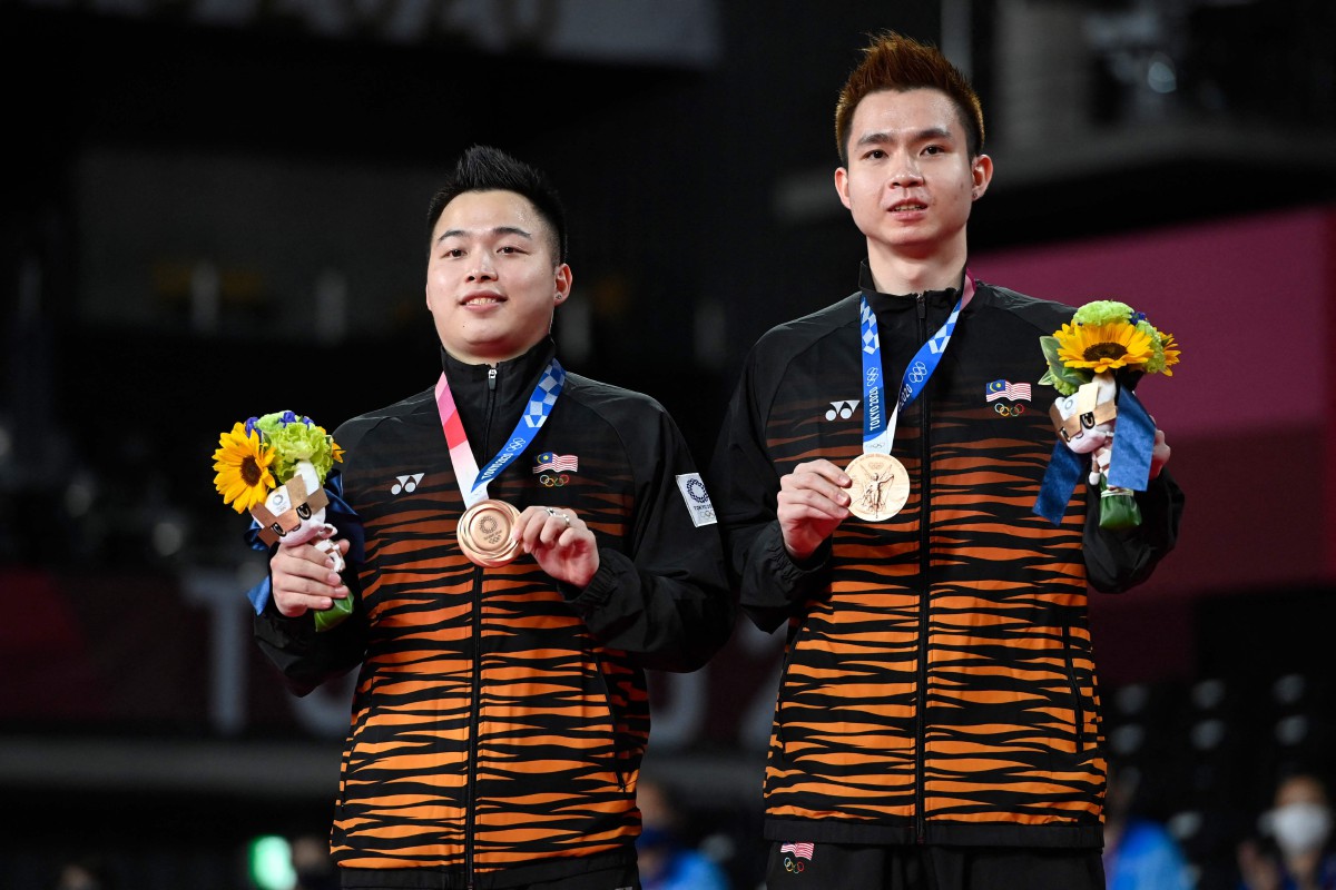Beregu badminton lelaki negara Aaron Chia (kiri) dan Soh Wooi Yik  bersama pingat gangsa yang dimenangi di Sukan Olimpik Tokyo. FOTO AFP