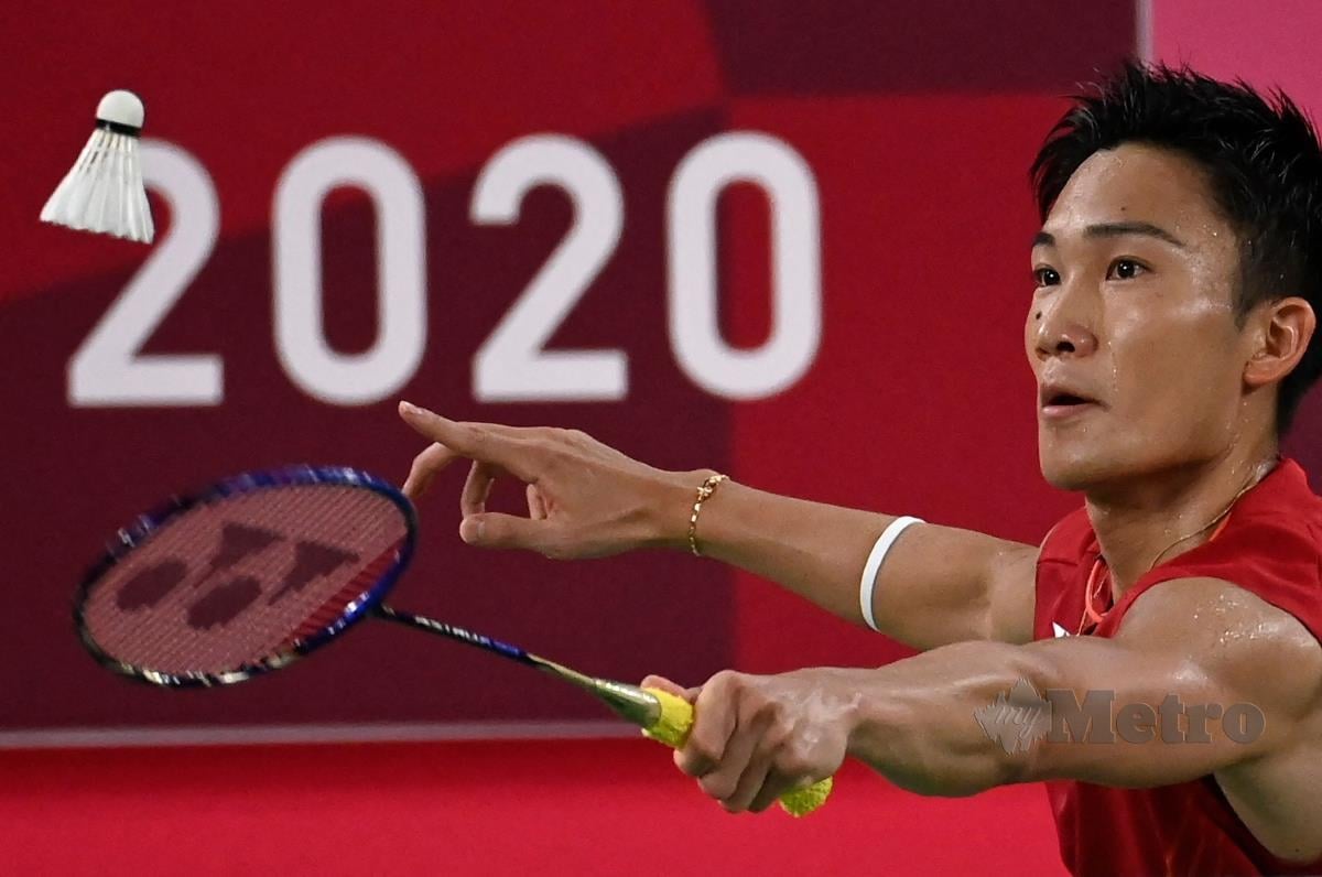 PEMAIN badminton nombor satu dunia dari Jepun, Kento Momota tersingkir di pusingan pertama selepas tewas kepada pemain Korea Selatan, Heo Kwang-hee di Tokyo 2020, hari ini. FOTO AFP