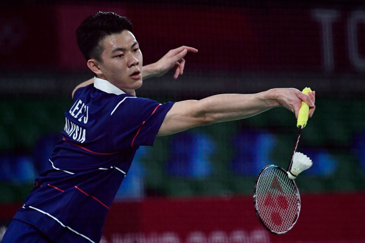 Pemain negara, Lee Zii Jia menentang pemain Perancis, Brice Leverdez dalam acara perseorangan lelaki badminton pada saingan peringkat kumpulan di Sukan Olimpik Tokyo. FOTO AFP