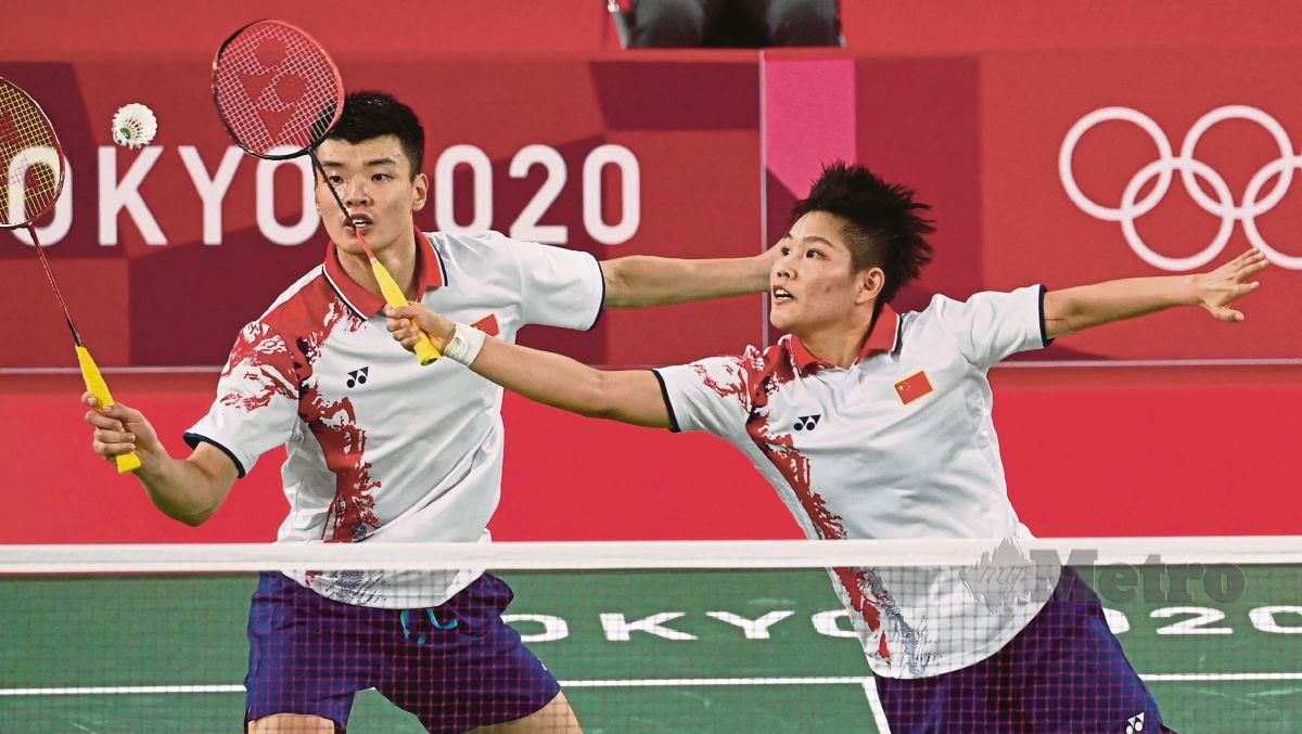 BEREGU campuran China, Wang Yilyu (kiri) dan Huang Dongping menang emas selepas menewaskan rakan senegara di final di Tokyo 2020, hari ini. FOTO AFP