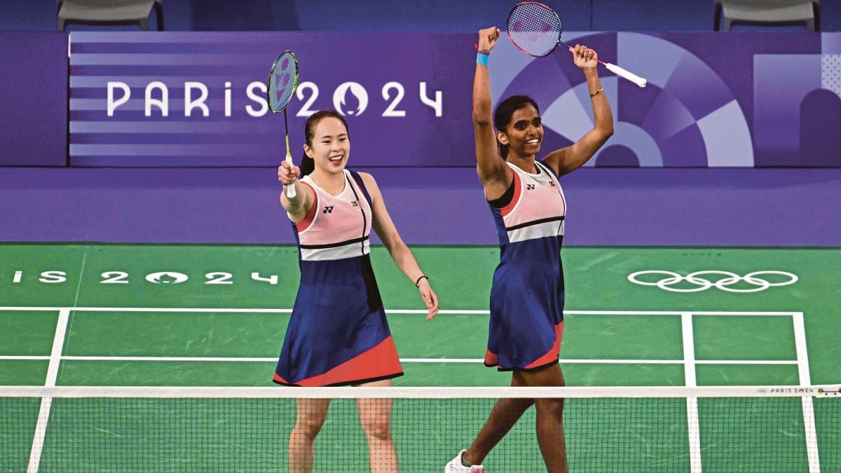 PEARLY (kiri) dan Thinaah meraikan kejayaan mara ke separuh akhir beregu wanita di Paris 2024, hari ini. FOTO AFP