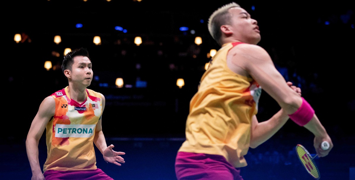 AARON (kanan) dan Wooi Yik terkandas di separuh akhir Kejohanan Badminton Dunia. FOTO AFP