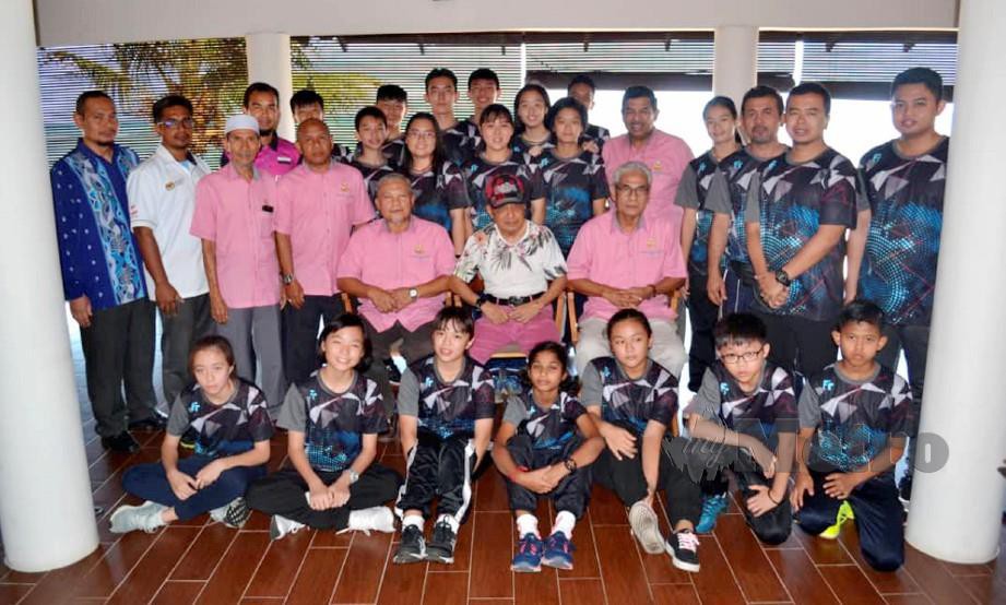 Tengku Kamil (tengah) bergambar bersama skuad Pahang yang menyertai Kejohanan Badminton Sirkit Remaja Kebangsaan 100PLUS 2019. FOTO Asrol Awang.