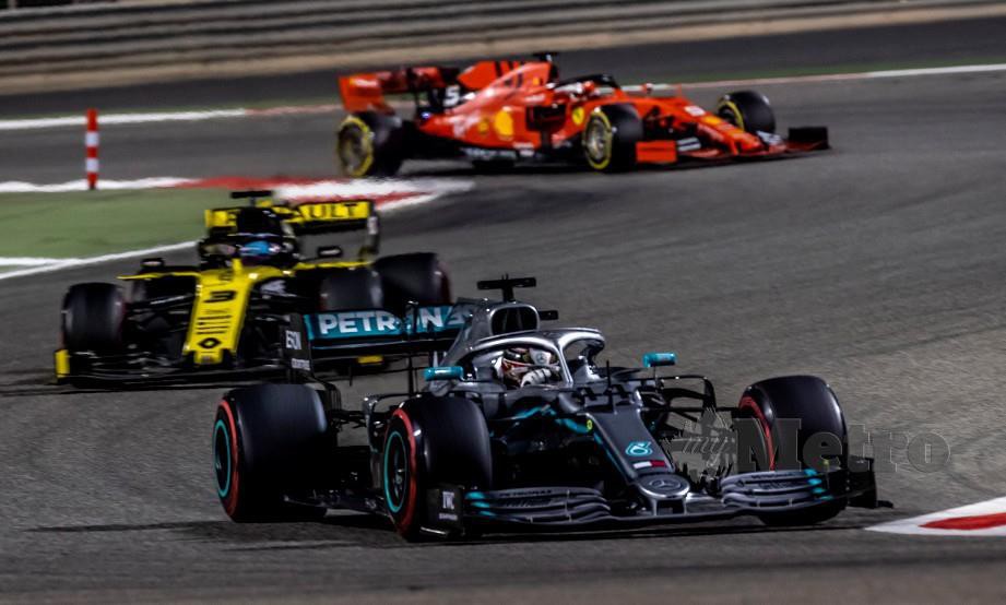 Pelumba Formula Satu, Lewis Hamilton (depan) bersama jenteranya ketika perlumbaan di Grand Prix Bahrain. FOTO EPA.