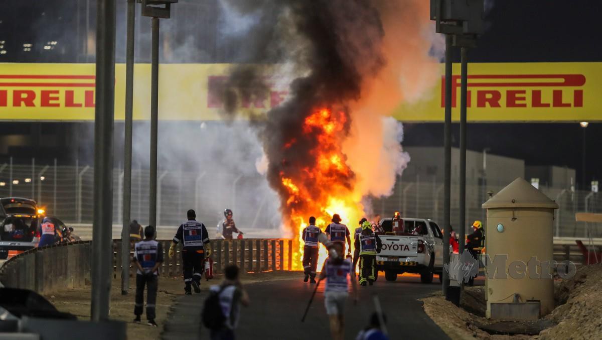 API marak selepas jentera Haas yang dipandu Grosjean terbakar. FOTO AFP