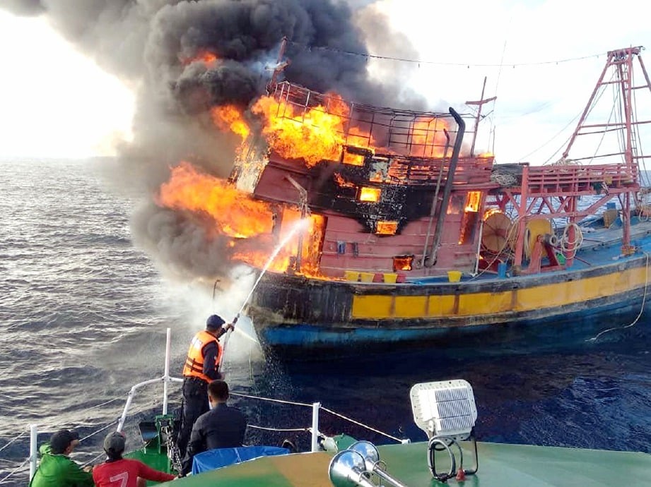 BOT yang dibakar nelayan asing dalam usaha menghapuskan bukti selepas dikesan JKDNKA dalam Op Gelora Khas. FOTO ihsan JKDNKA PDRM 