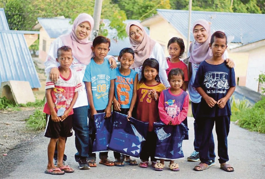 THE Melor Project bersama anak Orang Asli Kampung Kelaka, Negeri Sembilan.