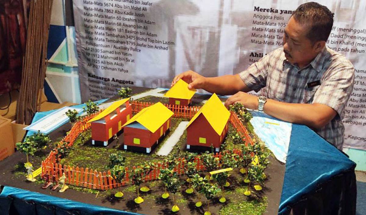NURUL Badrin tekun menyiapkan model peristiwa Balai Polis Bukit Kepong.