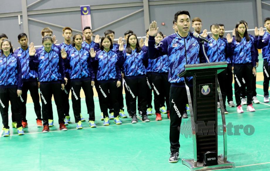 ROY  King mengetuai baca ikrar pada majlis penyerahan bendera kepada skuad badminton remaja di Akademi Badminton Malaysia, Bukit Kiara.  - FOTO Owee Ah Chun