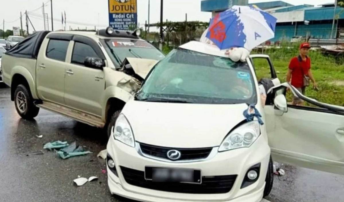 KEMALANGAN membabitkan Perodua Alza dan pacuan empat roda Toyota Hilux di Kilometer 46 Jalan Johor Bahru-Mersing.