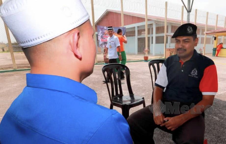 BEKAS guru agama yang menghadapi hukuman atas kesalahan merogol, ketika mengadakan pertemuan dengan Ketua Unit Pemulihan Penjara Penor Ketua Inspektor Penjara (KIP) Rosmizi Mohamad di penjara Penor. FOTO Mohd Rafi Mamat