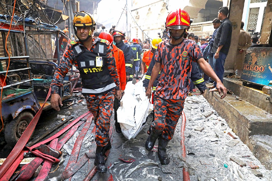 PASUKAN penyelamat mengusung keluar mayat dari lokasi kejadian. FOTO Reuters