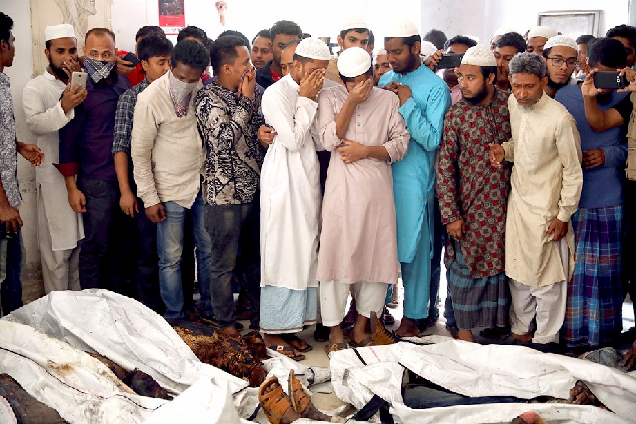 AHLI keluarga yang tiba untuk mengenalpasti mayat mangsa yang terkorban di sebuah hospital. FOTO Reuters
