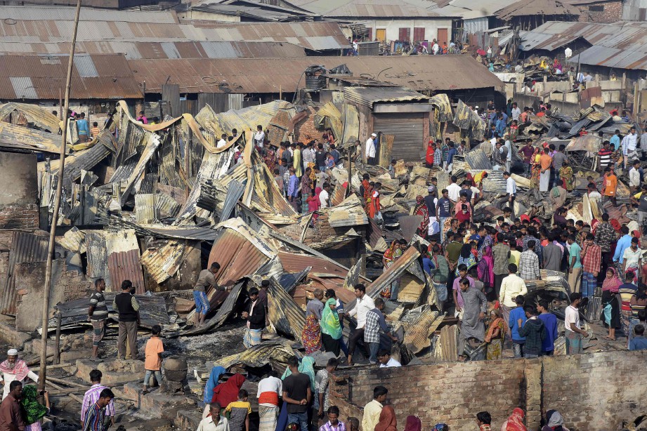 KEBAKARAN yang memusnahkan lebih 470 rumah setinggan di bandar pelabuhan Chittagong, selatan Bangladesh. FOTO AFP