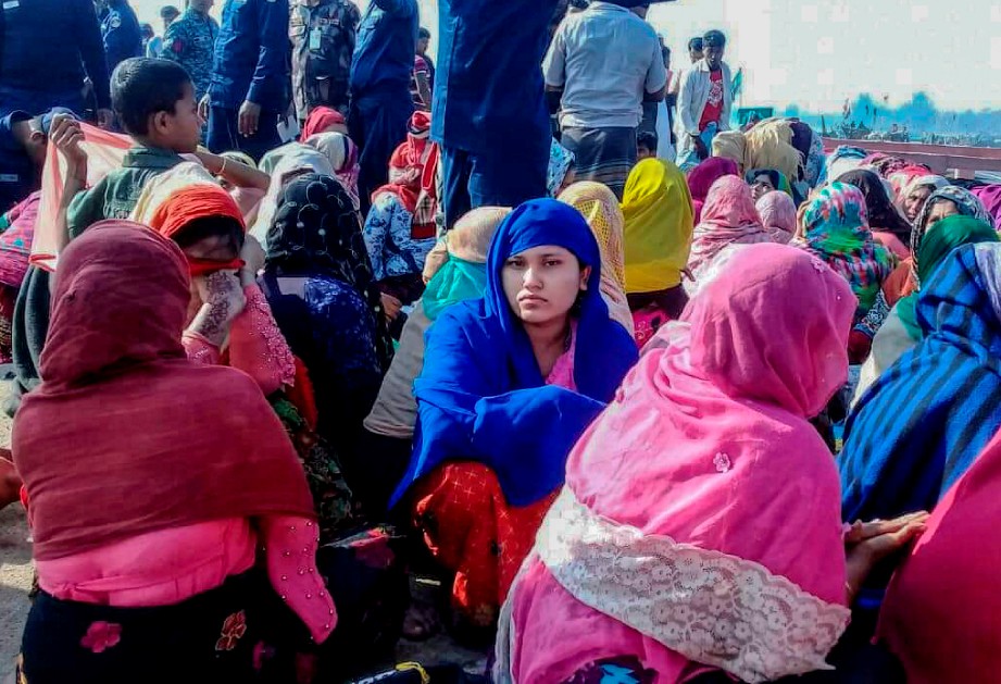 PELARIAN Rohingya menunggu di satu kawasan selepas sebuah bot membawa etnik berkenaan karam di selatan perairan Bangladesh. FOTO AFP 