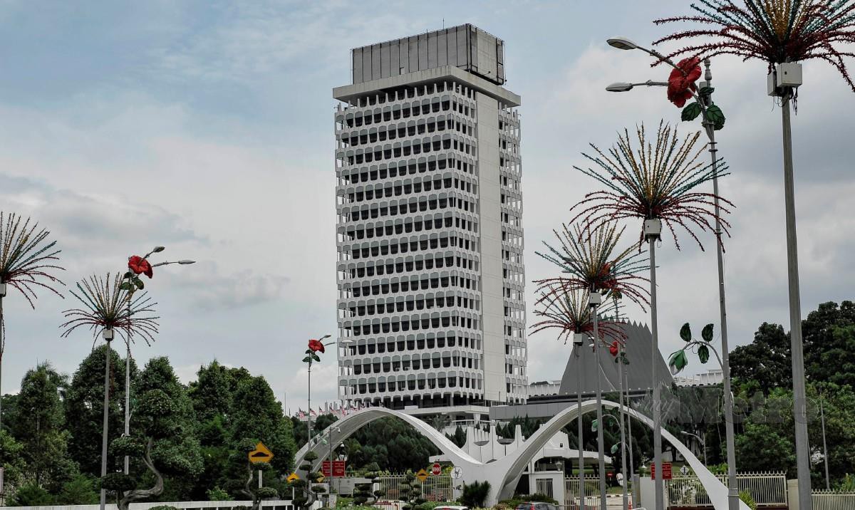 Pemandangan luar bangunan Parlimen di Kuala Lumpur. FOTO AIZUDDIN SAAD